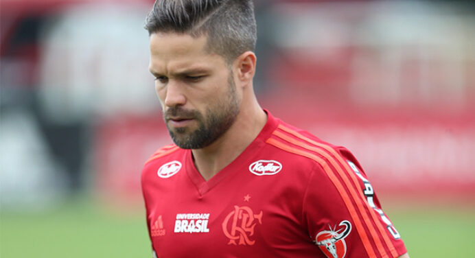 Comentarista vê possibilidade de mudança no time do Flamengo, mas com Diego titular