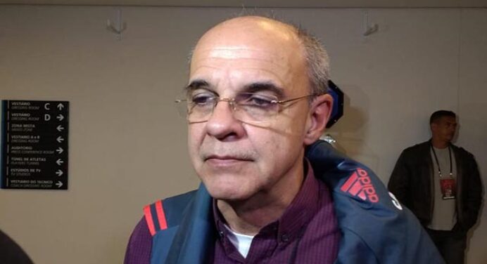 Bandeira mostra preocupação com arbitragem diante do Corinthians: “A vitória virá se o juiz deixar”