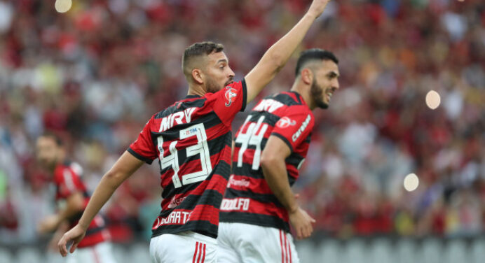 Léo Duarte se declara ao Flamengo e diz que passava necessidade: “Me ajudou a ajudar minha família”