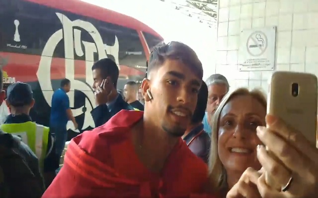 Em embarque para semifinal contra o Corinthians, Paquetá “sofre” forte assédio da torcida