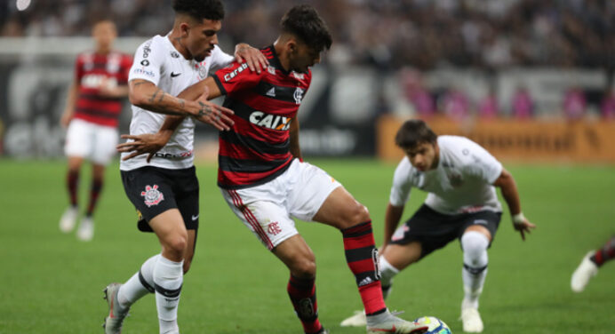O “multi” Paquetá: meia faz novo papel contra o Corinthians e chega a seis funções diferentes no Flamengo