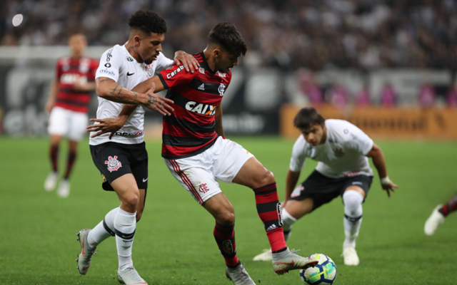 O “multi” Paquetá: meia faz novo papel contra o Corinthians e chega a seis funções diferentes no Flamengo