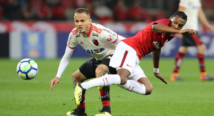 Flamengo perde para o Internacional no Beira-Rio e é ultrapassado pelo Palmeiras no Brasileirão