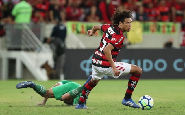 Possível titular contra o Atlético-MG, Arão recebe elogios de comentarista: “Tem entrado bem”