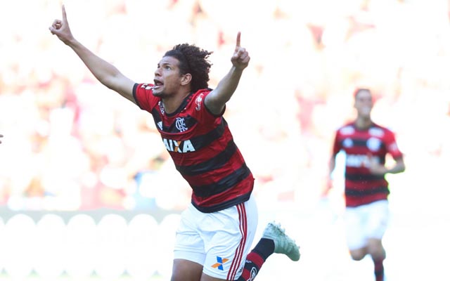 Nada como um dia após o outro: Arão reaparece depois de quase deixar o Flamengo