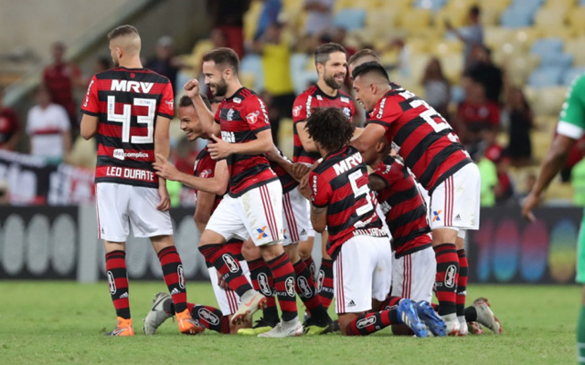 Flamengo vence Chapecoense e mantém esperanças de título