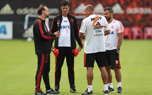 Estudos, conversas e rotina intensa: Barbieri não muda hábitos em semana marcada por pressão no Flamengo