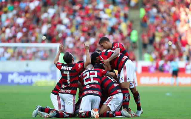 Flamengo vence Atlético-MG e reduz diferença para o líder São Paulo