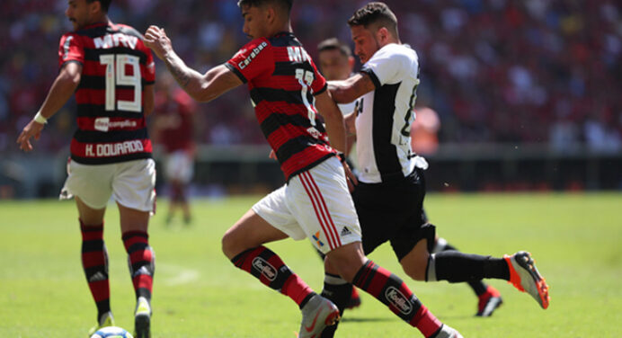 Edmundo sai em defesa de Paquetá: “Se sacrifica jogando de segundo volante”
