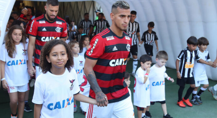 Como uma fênix: Trauco ressurge das cinzas e vira opção caseira no Flamengo