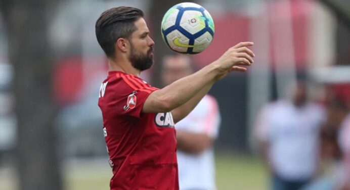 Presidente do Santos admite interesse em Diego, do Flamengo