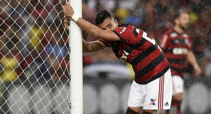 Jornalista questiona Flamengo ter liberado Uribe e Dourado: “Desesperado buscando para a posição”