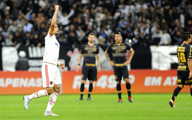 Paquetá tem mais gols de cabeça do que os três centroavantes do Flamengo juntos na temporada