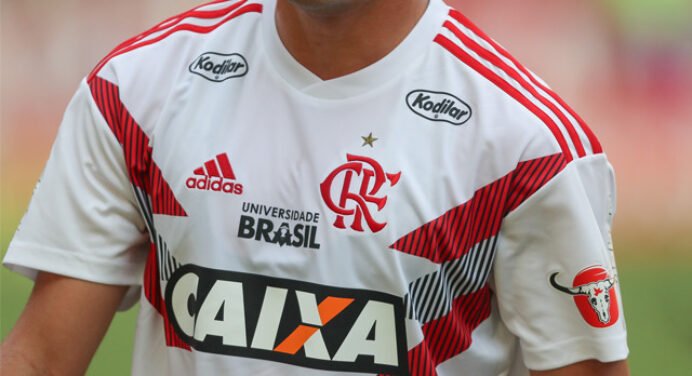 Veja imagens da nova camisa pré-jogo do Flamengo