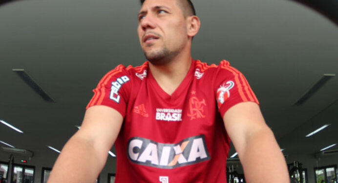 Diego Alves sofre entorse no joelho direito e segue tendo presença incerta no time do Flamengo
