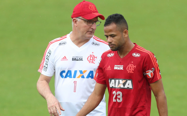 Dorival fala em “condição de igualdade” entre atletas e vê jogadores motivados para disputar titularidade