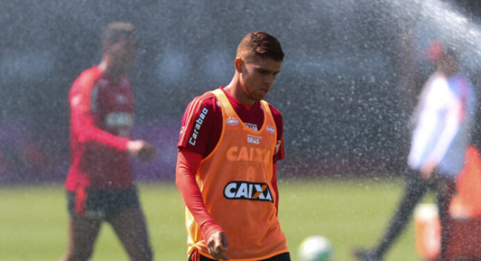 Jornalista descarta a possibilidade de Gerson atuar no lugar de Cuéllar no Flamengo