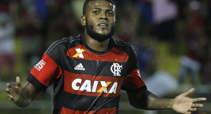 Brilhando no Atlético-PR, Cirino fala por que não deu certo no Flamengo: “Coisas do futebol”