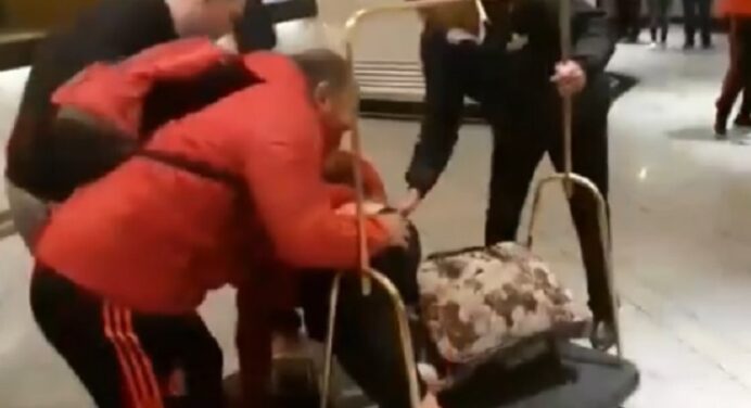 Pará leva tombo em hotel e é zoado por companheiros e torcedores na web