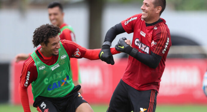 Arão diz que não sabia de decisão de Diego Alves e afirma: “Flamengo está acima de todos”