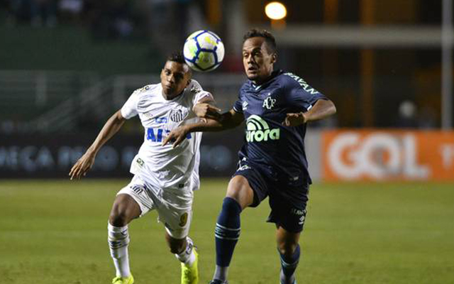 De olho no rival: antes de encarar o Fla, Santos perde para a Chapecoense no Pacaembu
