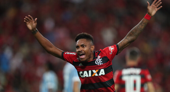 Vitinho vai mal, e torcida perde a paciência com o atacante; veja as reações
