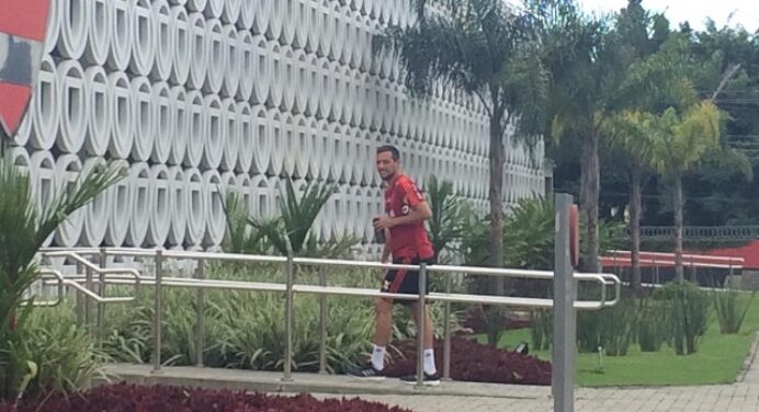 Diego Alves aparece no Ninho andando normalmente e brinca com jornalistas: “Tudo isso é pra mim?”