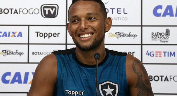 Lateral do Botafogo elogia Flamengo e revela preocupação com ataque rubro-negro: “Sabemos da qualidade deles”