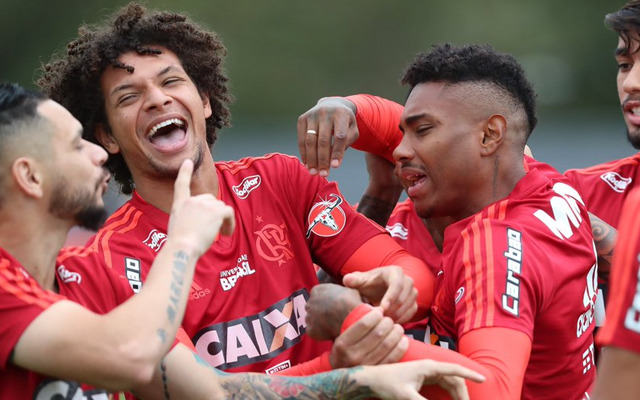 Sobre Vitinho e Arão, Dorival comenta bom momento e pondera sobre possíveis vaias no clássico