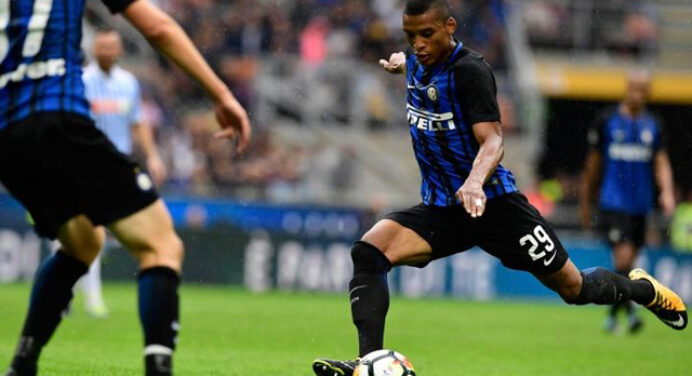 Tem vaga? Lateral esquerdo ex-Flamengo deve ser emprestado pela Inter de Milão