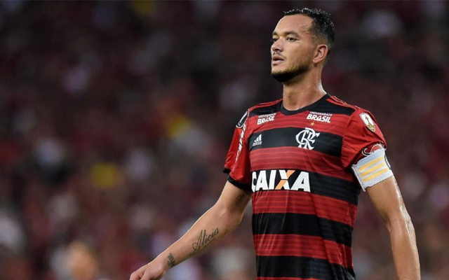 Atlético-MG inicia negociação para contratar Réver, e zagueiro pode ser o primeiro a deixar o Flamengo