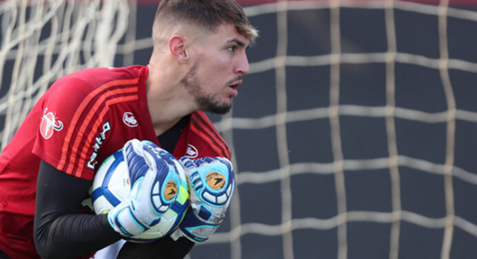 Atlético-GO abre conversas com o Flamengo para contratar o goleiro Thiago