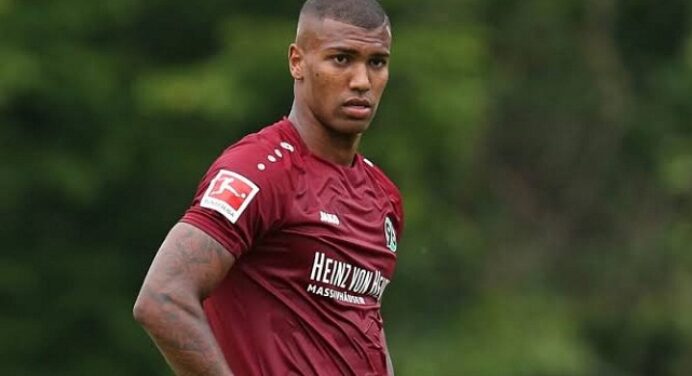 Volante que quase acertou com o Flamengo caminha para segundo rebaixamento seguido na Bundesliga