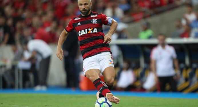 Diego não se anima com retorno ao Santos e futuro pode ser fora do Brasil, segundo portal