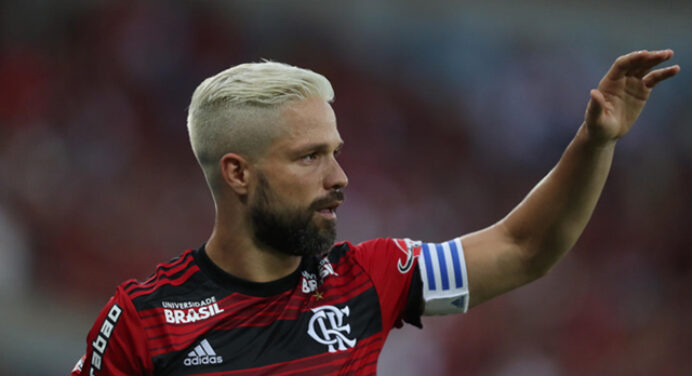 Flamengo marca reunião com pai de Diego para negociar renovação do meia