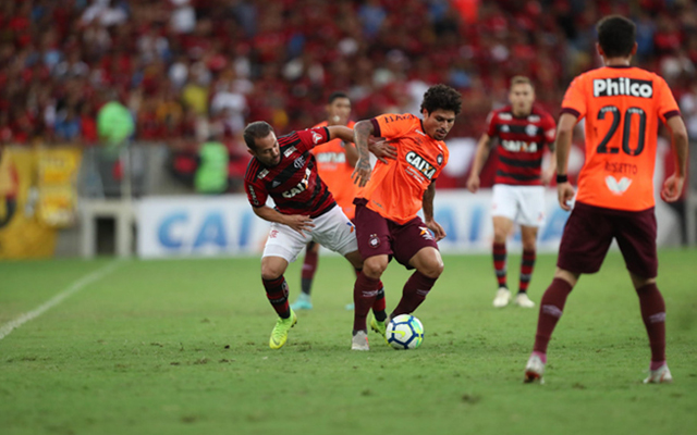 Em último jogo da gestão Bandeira de Mello, Fla perde para o Atlético-PR diante de um Maracanã lotado