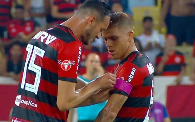 Com a saída de Réver, quem deve assumir a faixa de capitão do Flamengo? Opine!