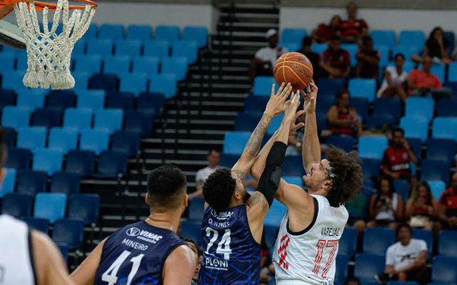 Com show de Varejão e Marquinhos, Flamengo derrota o São José pelo NBB