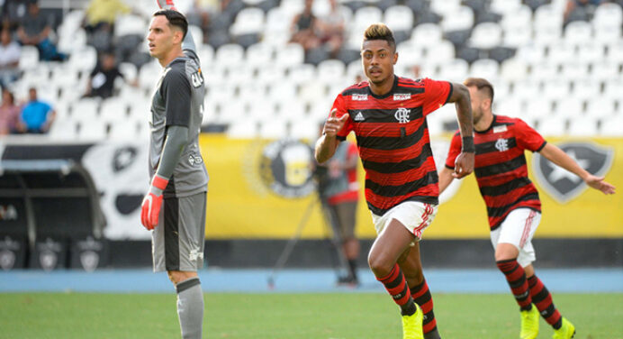 2 gols em 45 minutos e vitória em clássico: estreia de Bruno Henrique no Flamengo completa 4 anos