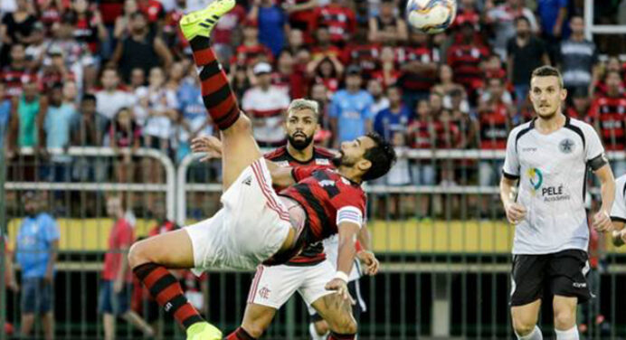 Dourado brinca com memes comparando seu gol de bicicleta ao de Cristiano Ronaldo: “Parece”