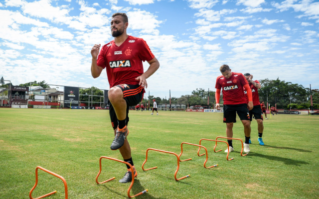 Rodrigo Caio e Léo Duarte treinam juntos e podem formar dupla de zaga do Fla pela primeira vez no Carioca