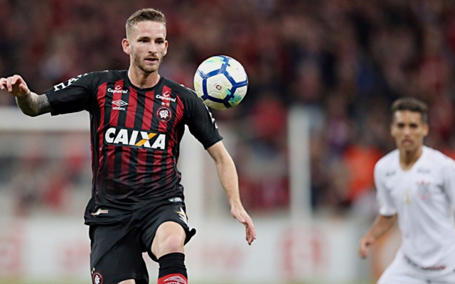 Após interesse do Flamengo, Léo Pereira renova com o Athletico Paranaense até 2022