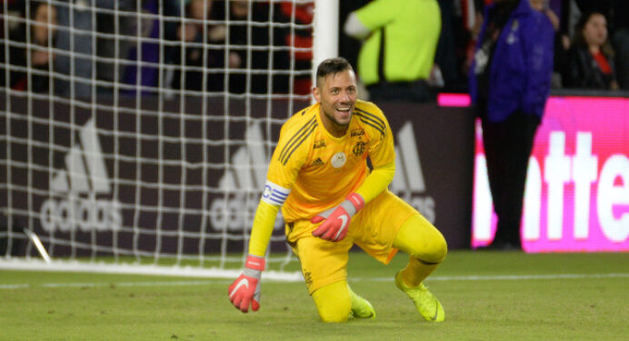 Diego Alves avalia vitória sobre o Ajax e enaltece torcida: “Fizeram uma bonita festa”