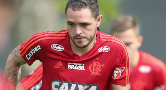 Após pedir permanência, Abel Braga elogia Thiago Santos: “Me chamou muita atenção”