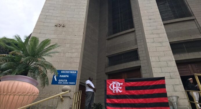 Diretoria do Flamengo celebra missa de sétimo dia de vítimas da tragédia no Ninho