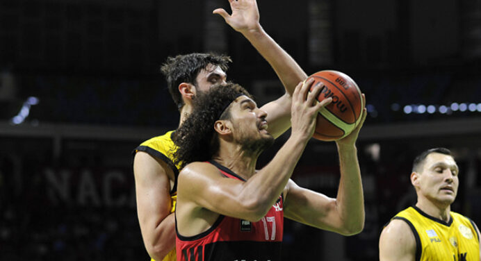 Varejão publica mensagem após derrota do Flamengo em decisão do Mundial: “Deixamos o coração em quadra”