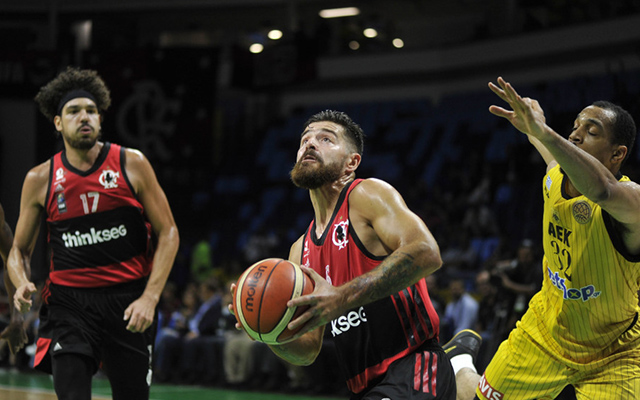 Flamengo demonstra raça, mas é envolvido pelo AEK e perde Mundial de Basquete