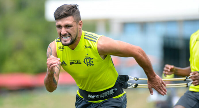 Antes de enfrentar a LDU, Abel Braga comanda atividade com Arrascaeta fora da equipe titular