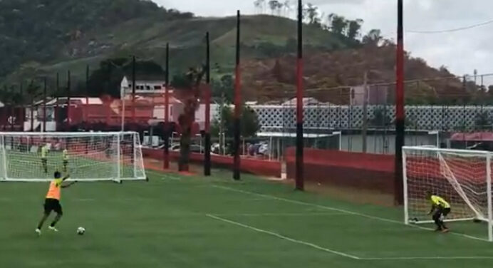 Dourado desperdiçando pênalti, retorno de Berrío e mais: veja o que rolou no treino do Flamengo
