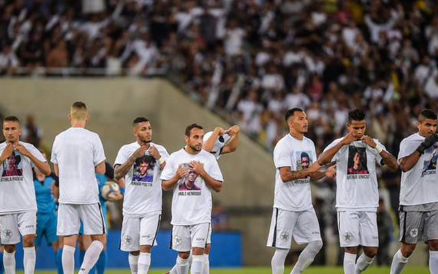 Em semifinal contra o Vasco, Resende homenageia vítimas de tragédia no Ninho